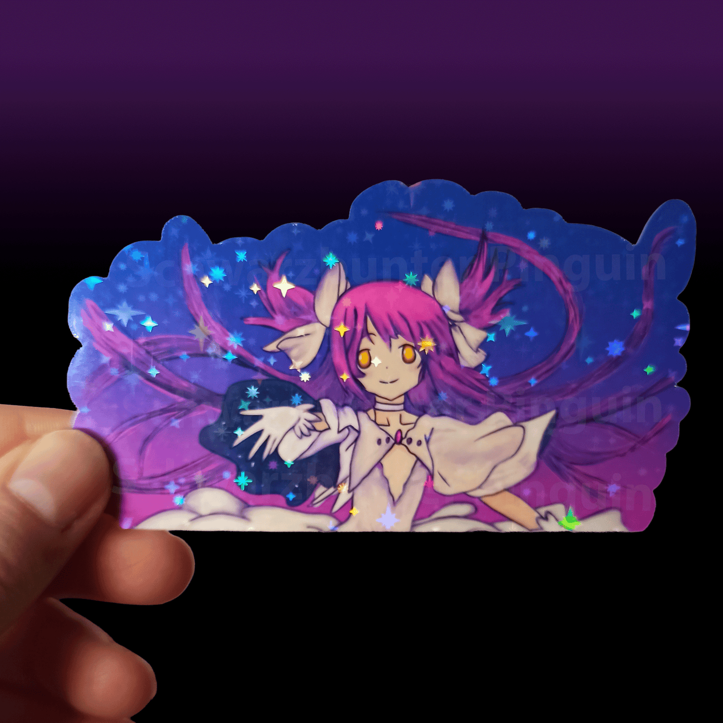 Glitzer Sticker von einer Göttin, welche einst ein Magical Girl war. Der Sticker ist in pink, blau und lila Tönen und mit Konturschnitt.
