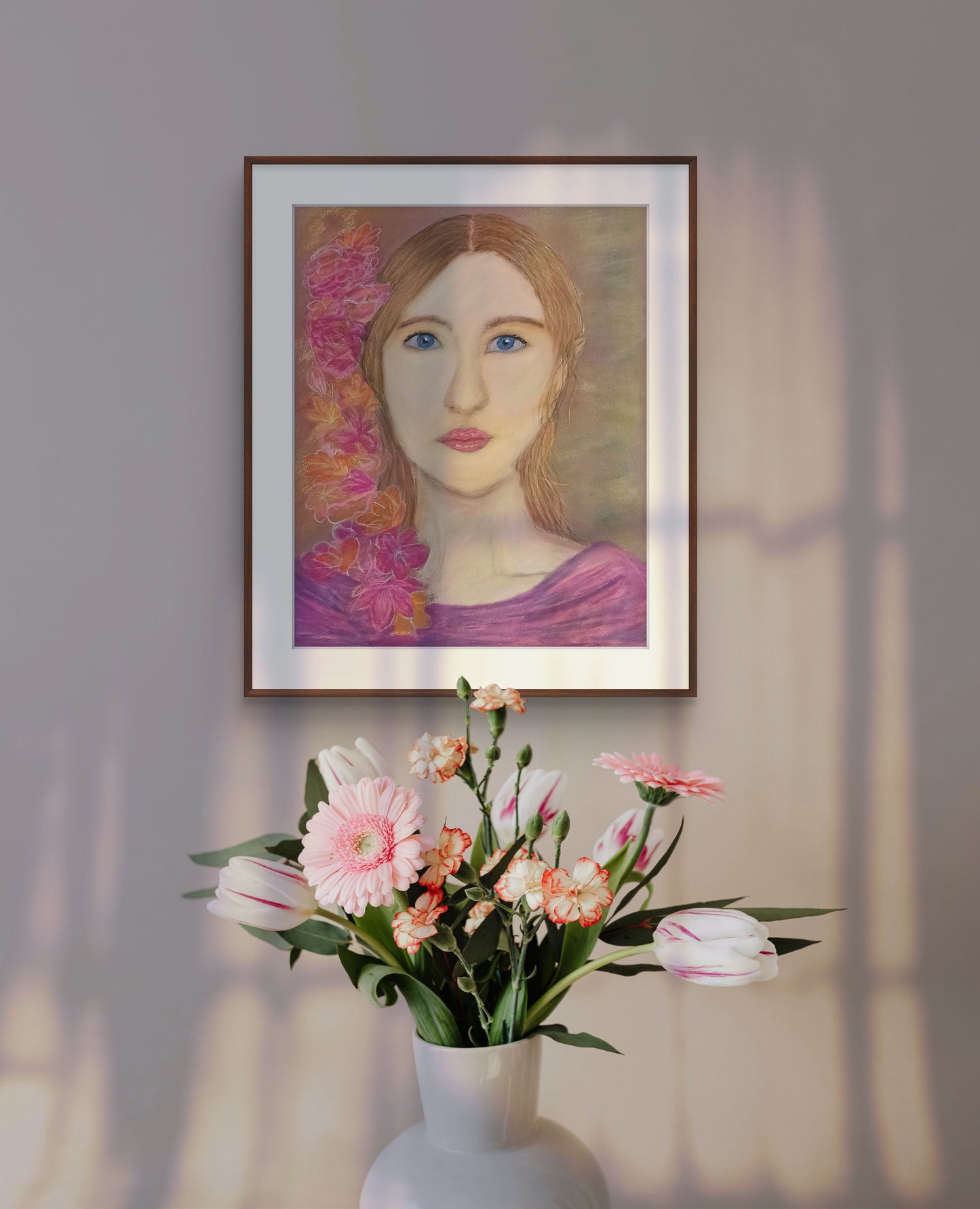 Original Bild "Not good enough yet" eingerahmt an der Wand hängend mit Blumenstrauß im Vordergrund