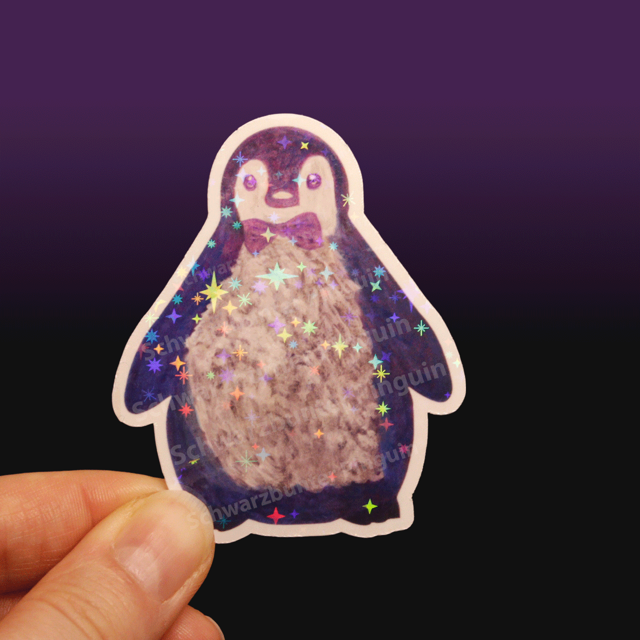 Glitzer Sticker Pinguin Oskar in blau-lila-grau, gemalt mit Acrylfarben.