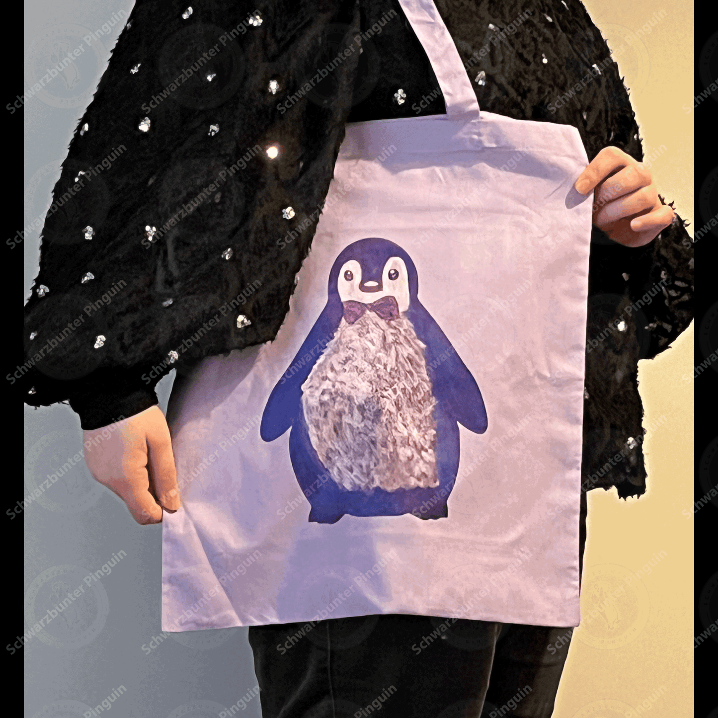 Stofftasche in Lavendelfarben mit Pinguin Oskar bedruckt