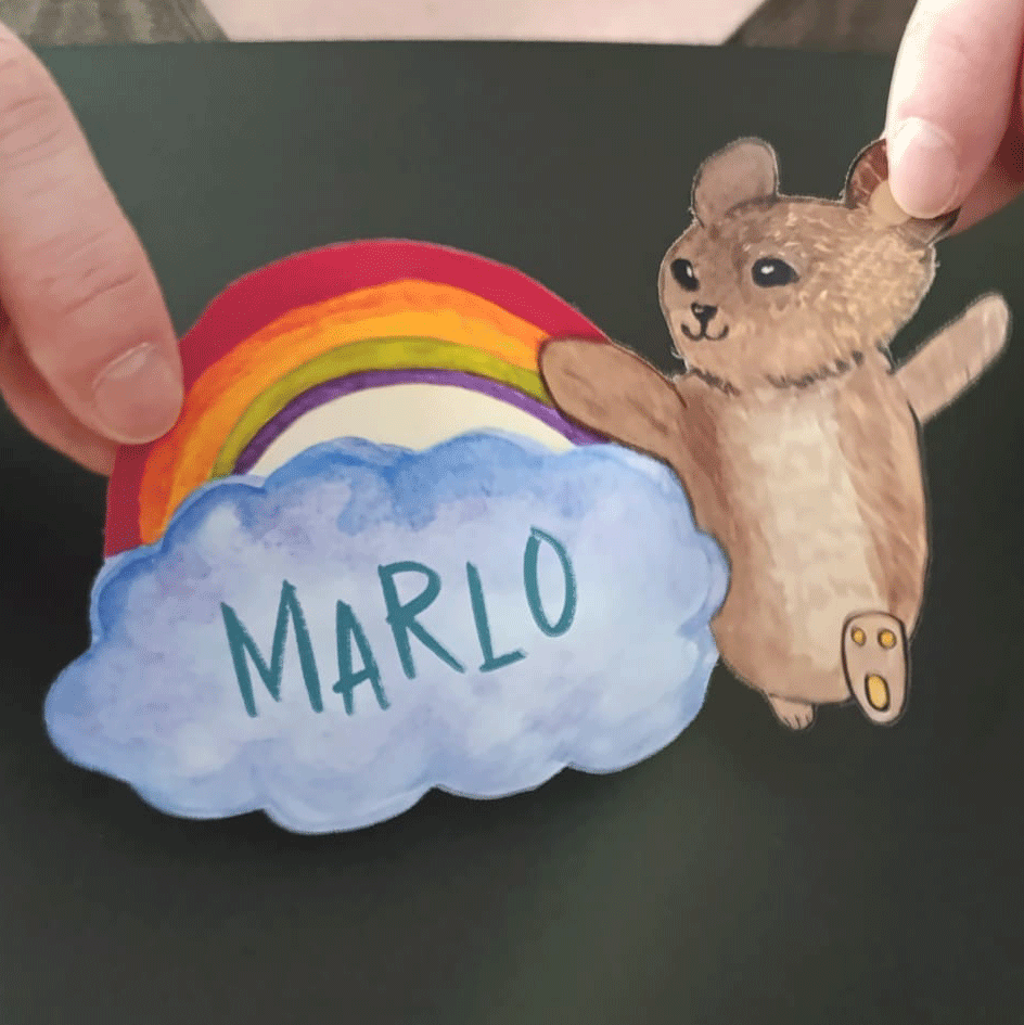 Bügelbild mit einem Bär, Regenbogen und einer Wolke auf welcher der NameMarlo steht