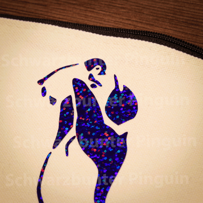 Detailansicht Mäppchen vom blau glitzerndern Schwarzbunter Pinguin Motiv, Tasche in beige mit schwarzem Zipper