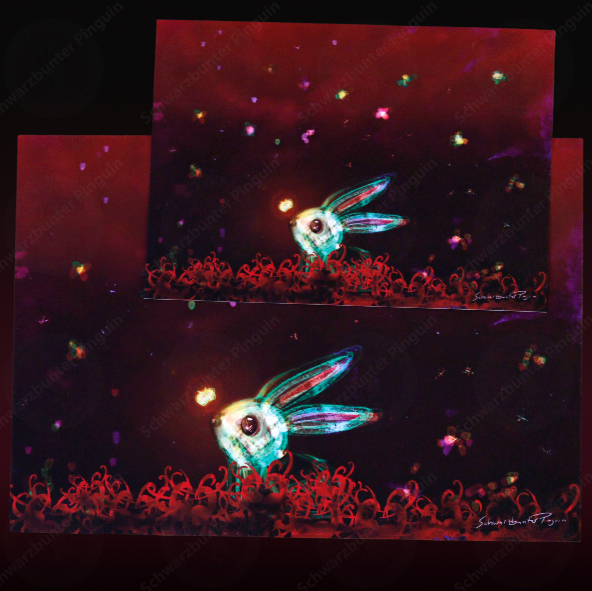 Poster Prints mit einem holografischen Hasen, einem Schmetterling und andere bunte abstrakte Lichter auf einer Spinnenlilien Wiese bei dunkelrot gefärbtem Himmel