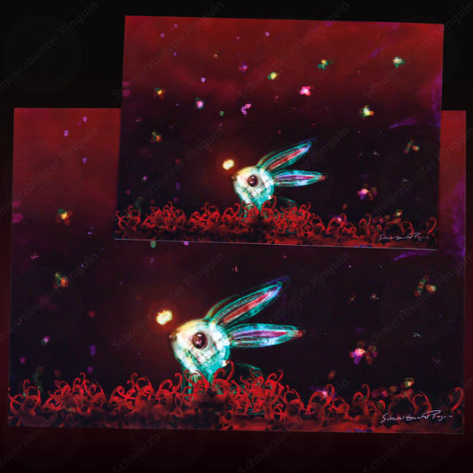 Poster Prints mit einem holografischen Hasen, einem Schmetterling und andere bunte abstrakte Lichter auf einer Spinnenlilien Wiese bei dunkelrot gefärbtem Himmel