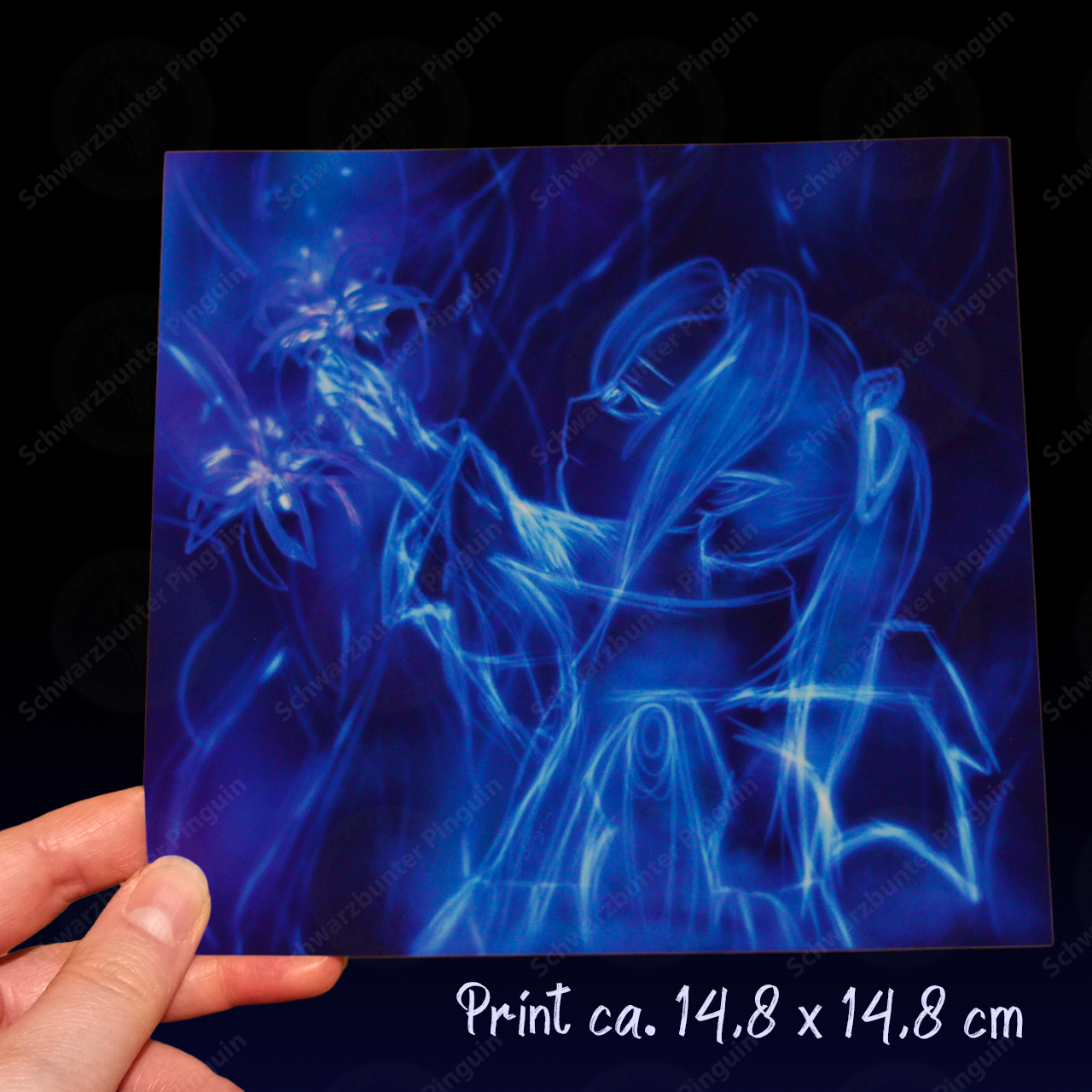 Poster zeigt ein Vampir Mädchen in transparenter Gestalt bei Nacht wie sie eine leuchtende Blume anschaut