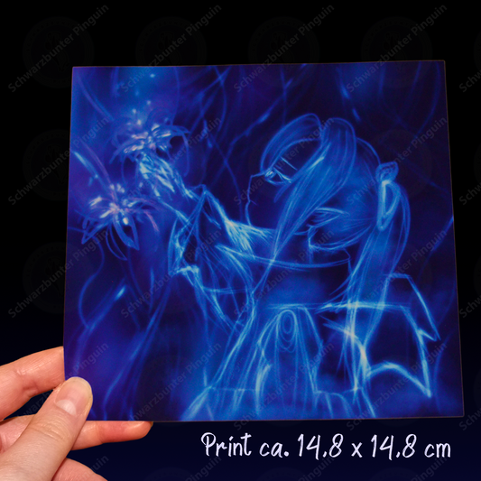 Poster zeigt ein Vampir Mädchen in transparenter Gestalt bei Nacht wie sie eine leuchtende Blume anschaut