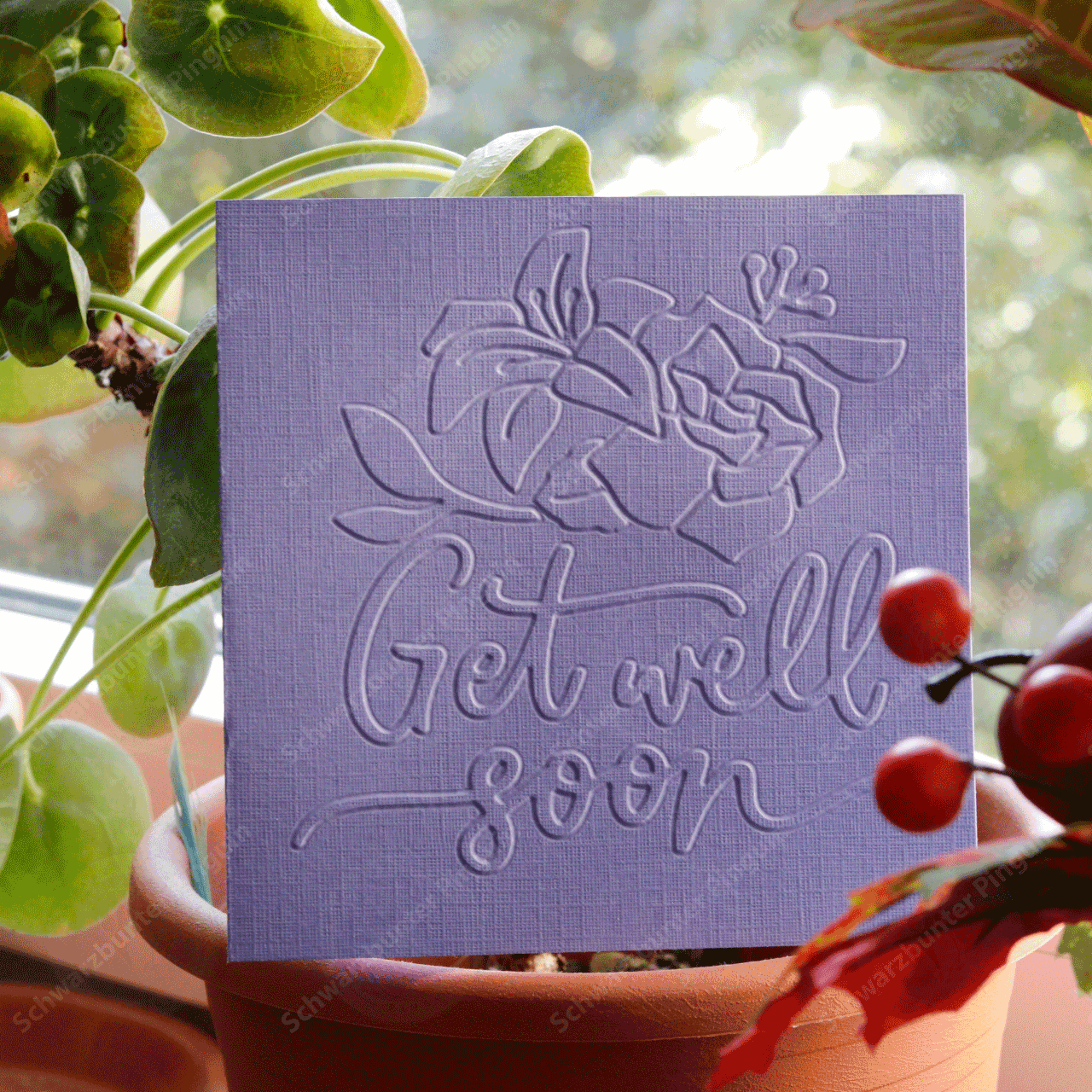 Klappkarte Gute Besserung in Lavendelblau und mit Prägungs Schriftzug "Get well soon"