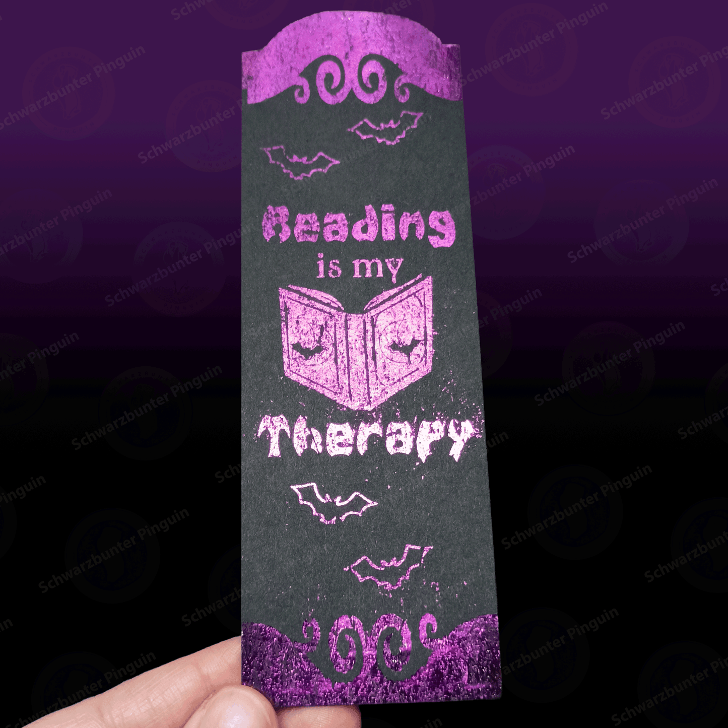 Lesezeichen mit Text "Reading is my therapy" in schwarz mit pinker Folierung