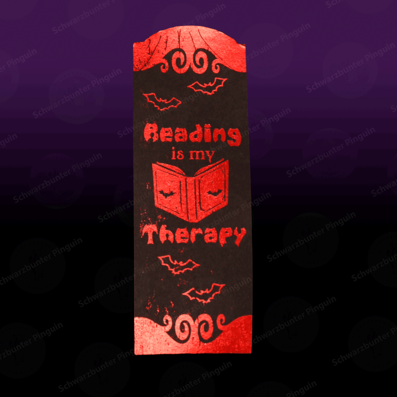 Lesezeichen mit Text "Reading is my therapy" in schwarz mit roter Folierung