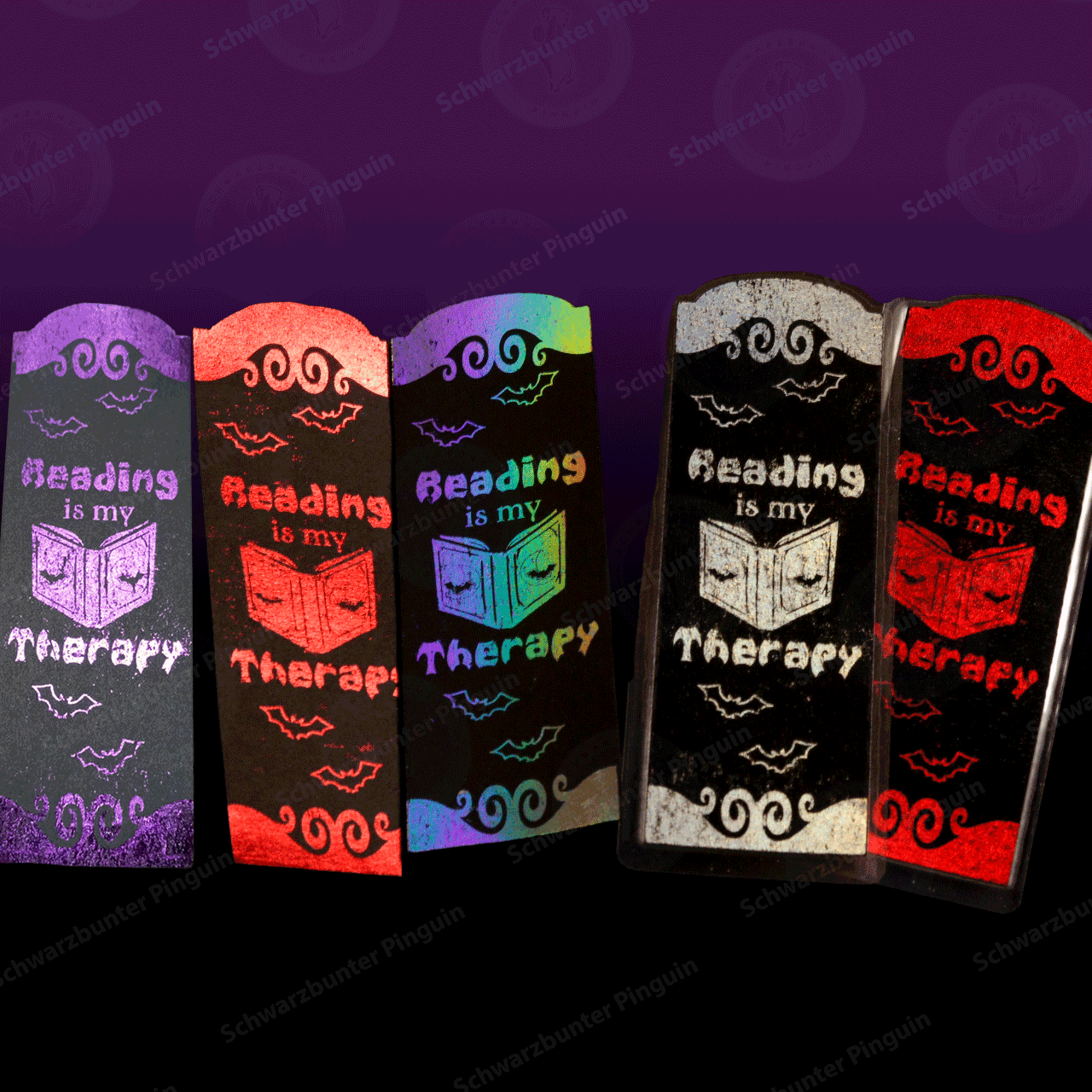 Übersicht Lesezeichen mit Text "Reading is my therapy" in schwarz in allen verfügbaren Farbe sowie mit als auch ohne Laminat