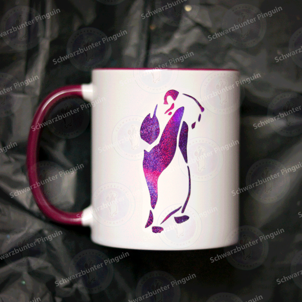 Weiße Pinguin Tasse mit Henkel und Innenseite in lila sowie mit zwei glitzernden Pinguin auf der Tasse