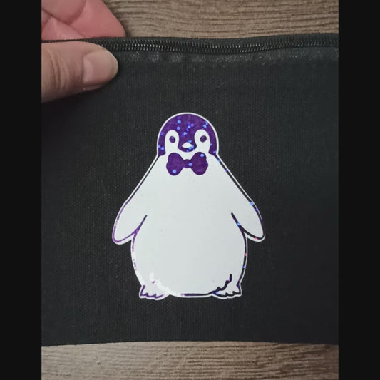 Video vom schwarzen Federmäppchen mit Pinguin Oskar in Version weißes Fell + Glitzer Kontur