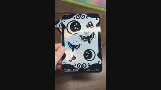 Video vom Holo Sticker Sheet mit 6 Stickern: Zwei Monde, zwei Motten und zwei funkelnde Sterne in schwarz.