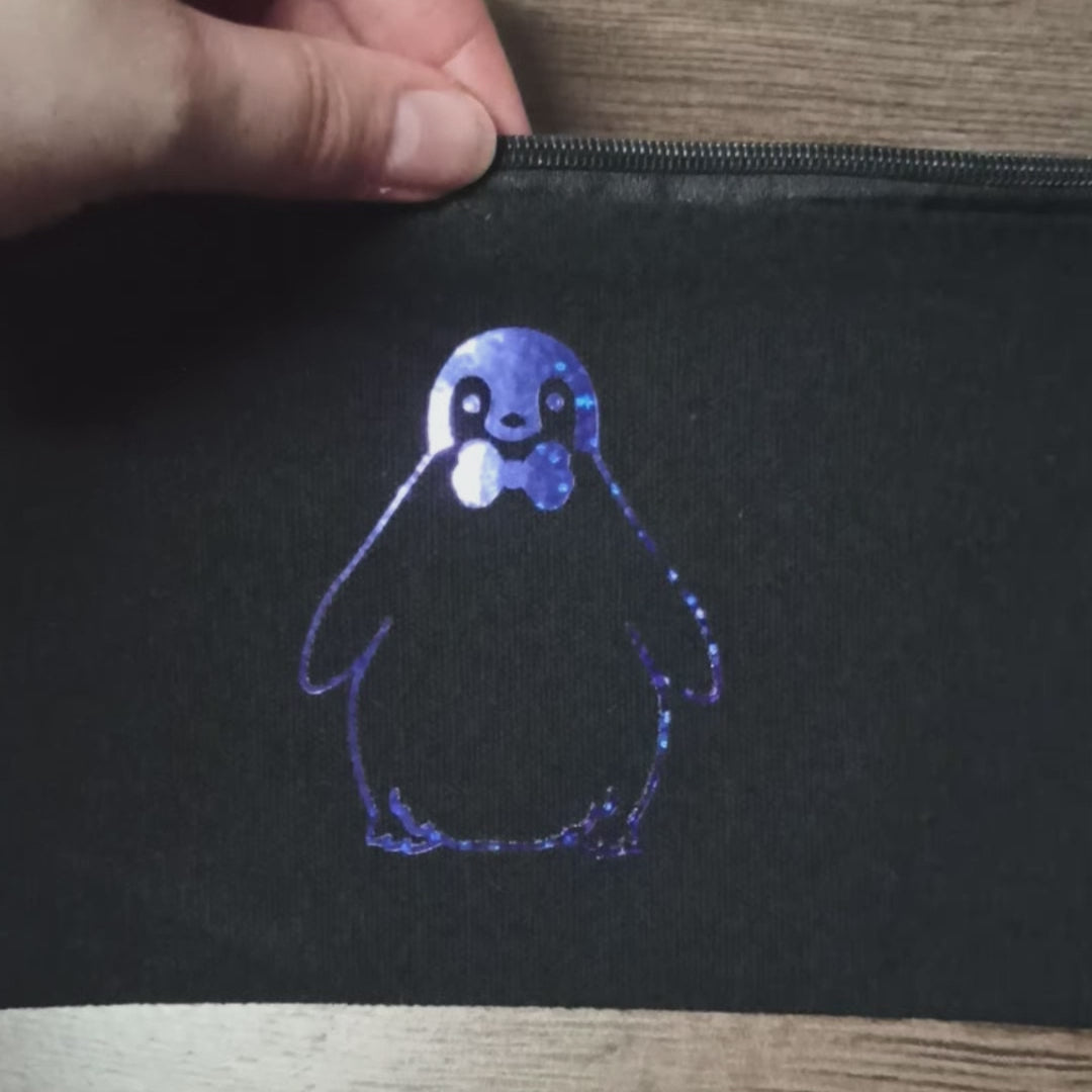 Video vom schwarzen Federmäppchen mit Pinguin Oskar in Version Glitzer Kontur